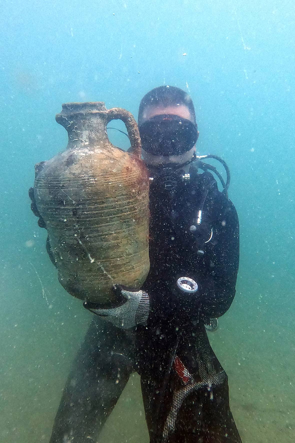  Откриване на късноантична амфора при подводните изследвания в залива 